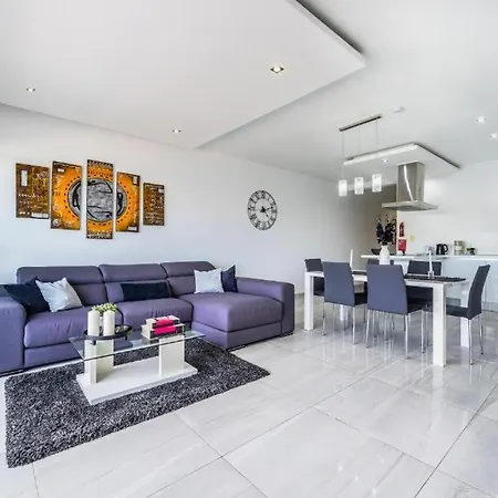 Large & Modern 3br Seafront With Large Balcony - Close To Saint Julian's, Sliema, & Manoel Island