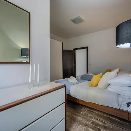 Large & Modern 3br Seafront With Large Balcony - Close To Saint Julian's, Sliema, & Manoel Island 아파트 그지라