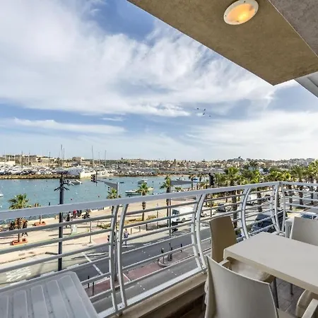 Apartmán Large & Modern 3br Seafront With Large Balcony - Close To Saint Julian's, Sliema, & Manoel Island