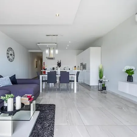 Apartament Large & Modern 3br Seafront With Large Balcony - Close To Saint Julian's, Sliema, & Manoel Island
