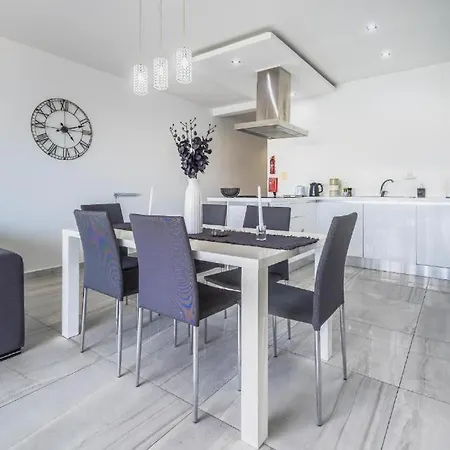 Large & Modern 3br Seafront With Large Balcony - Close To Saint Julian's, Sliema, & Manoel Island Lejlighed Gzira