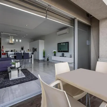 Large & Modern 3br Seafront With Large Balcony - Close To Saint Julian's, Sliema, & Manoel Island Daire *