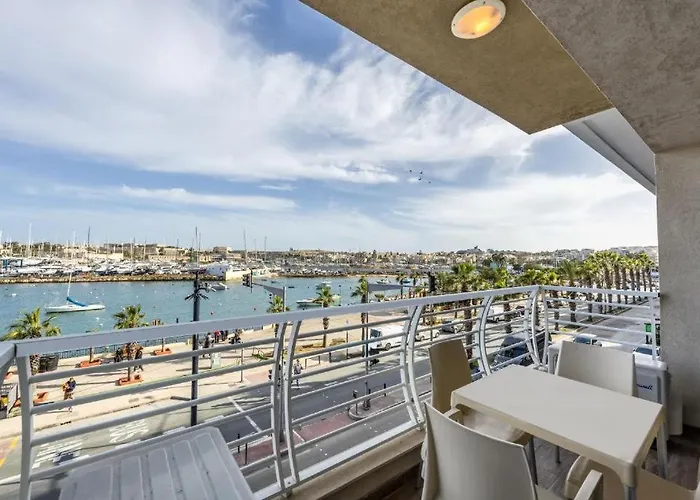 Appartamento Large & Modern 3br Seafront With Large Balcony - Close To Saint Julian's, Sliema, & Manoel Island
