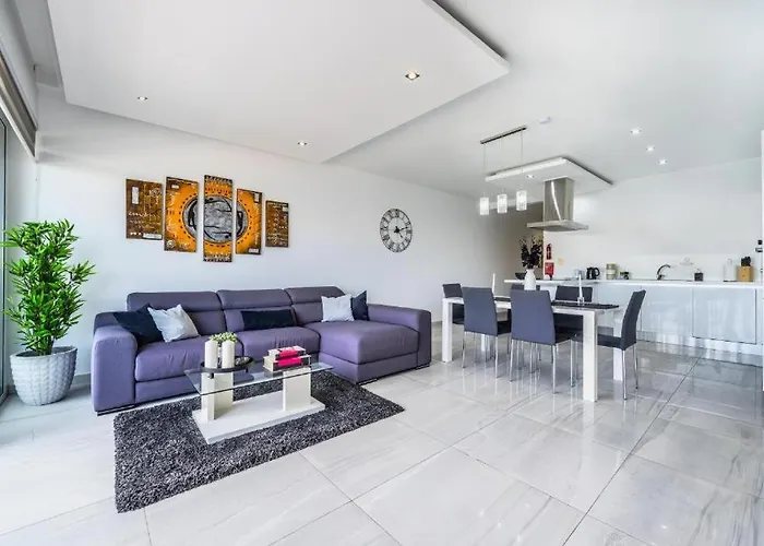 Large & Modern 3br Seafront With Large Balcony - Close To Saint Julian's, Sliema, & Manoel Island