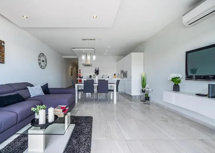 Daire Large & Modern 3br Seafront With Large Balcony - Close To Saint Julian's, Sliema, & Manoel Island