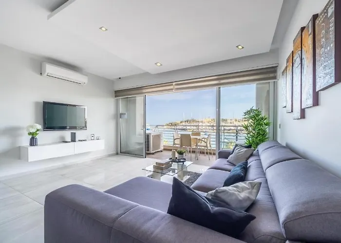 Large & Modern 3br Seafront With Large Balcony - Close To Saint Julian's, Sliema, & Manoel Island Appartamento *