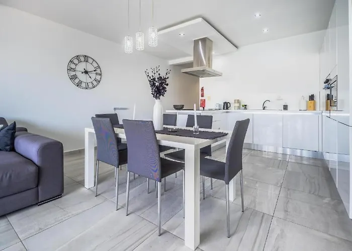 Large & Modern 3br Seafront With Large Balcony - Close To Saint Julian's, Sliema, & Manoel Island Daire Gzira