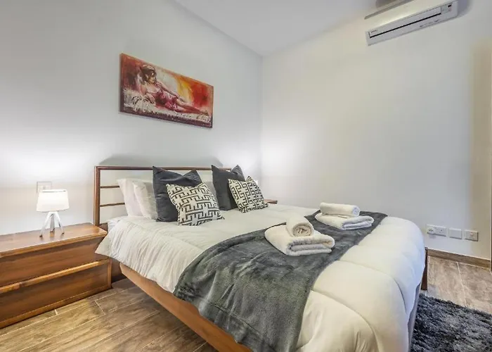 Large & Modern 3br Seafront With Large Balcony - Close To Saint Julian's, Sliema, & Manoel Island *