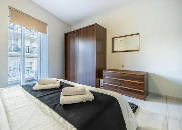 Large & Modern 3br Seafront With Large Balcony - Close To Saint Julian's, Sliema, & Manoel Island Appartamento