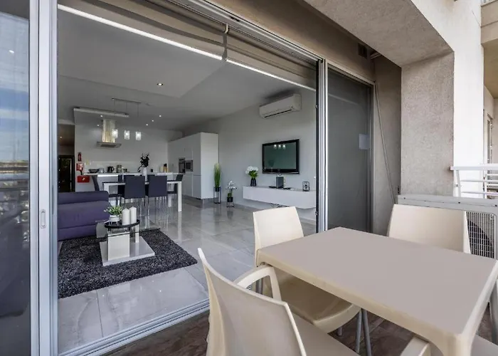 Large & Modern 3br Seafront With Large Balcony - Close To Saint Julian's, Sliema, & Manoel Island Daire *
